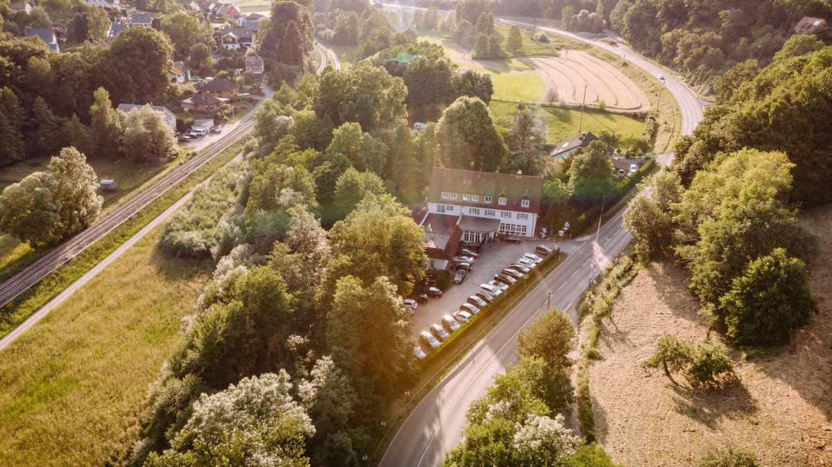 Steffens Herrnmühle Alzenau,Bäume,Autos,Parkplatz