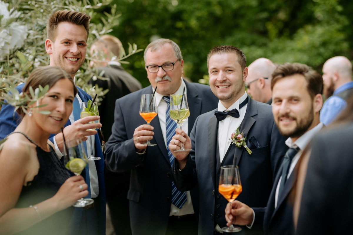 Bräutigam, Männer,Frau,Cocktails trinken,Krawatten,