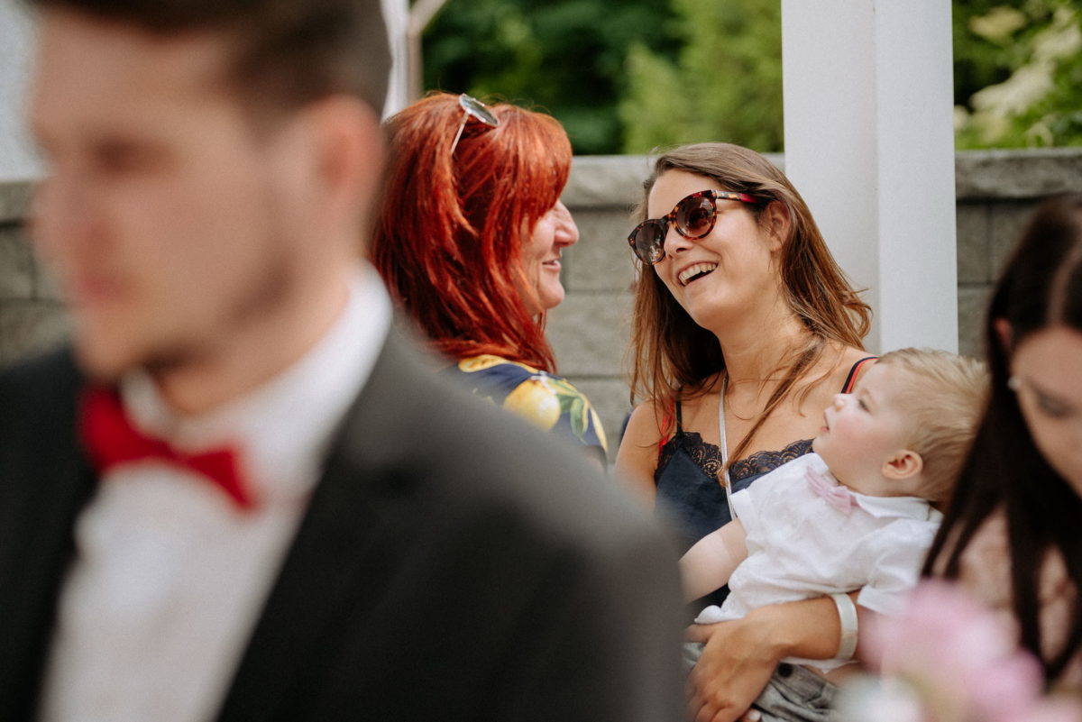 Frauen,Baby,tragen,lachen,reden,Hochzeitsfeier