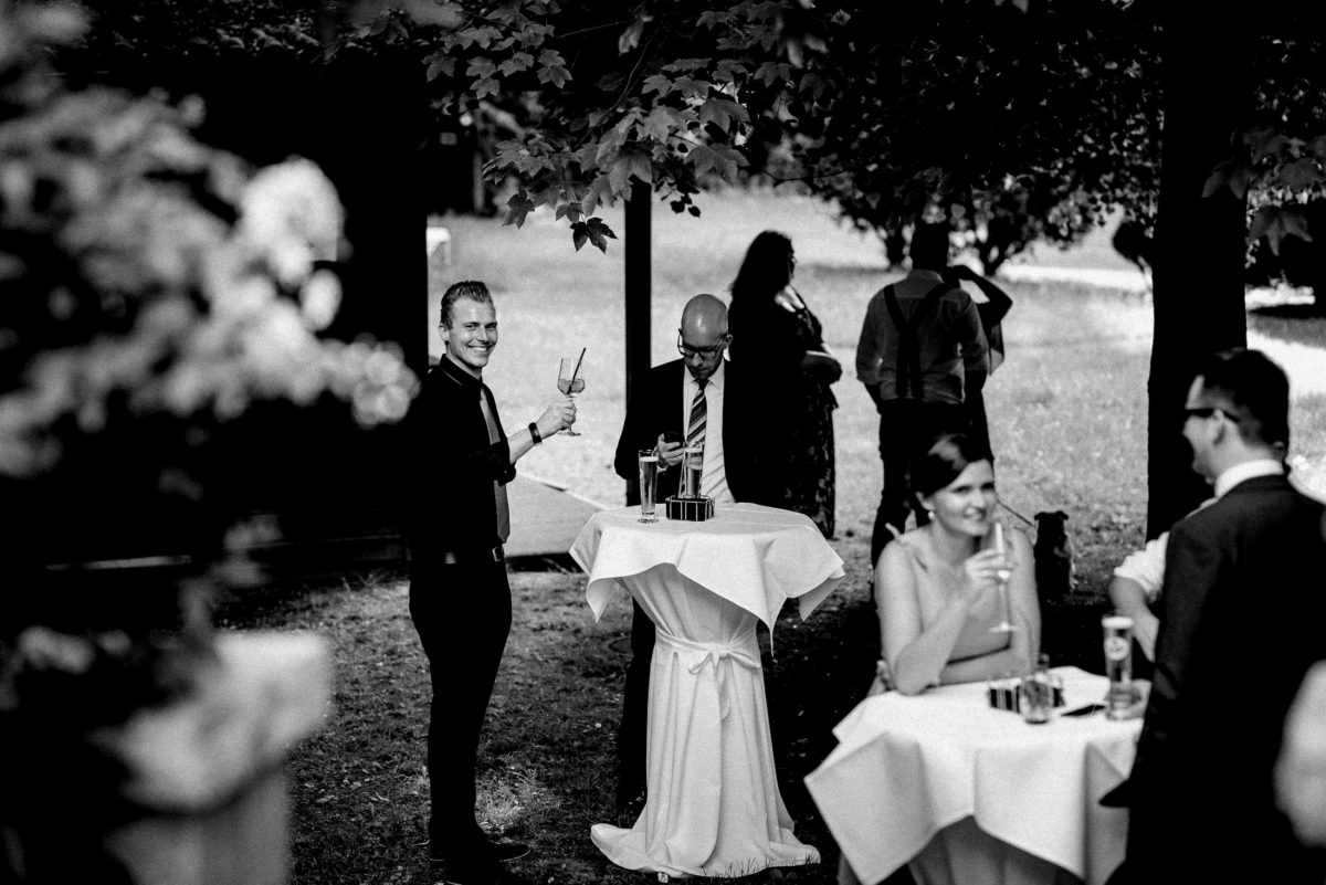 Stehtische,Hochzeitsempfang,Bäume,Hosenträger
