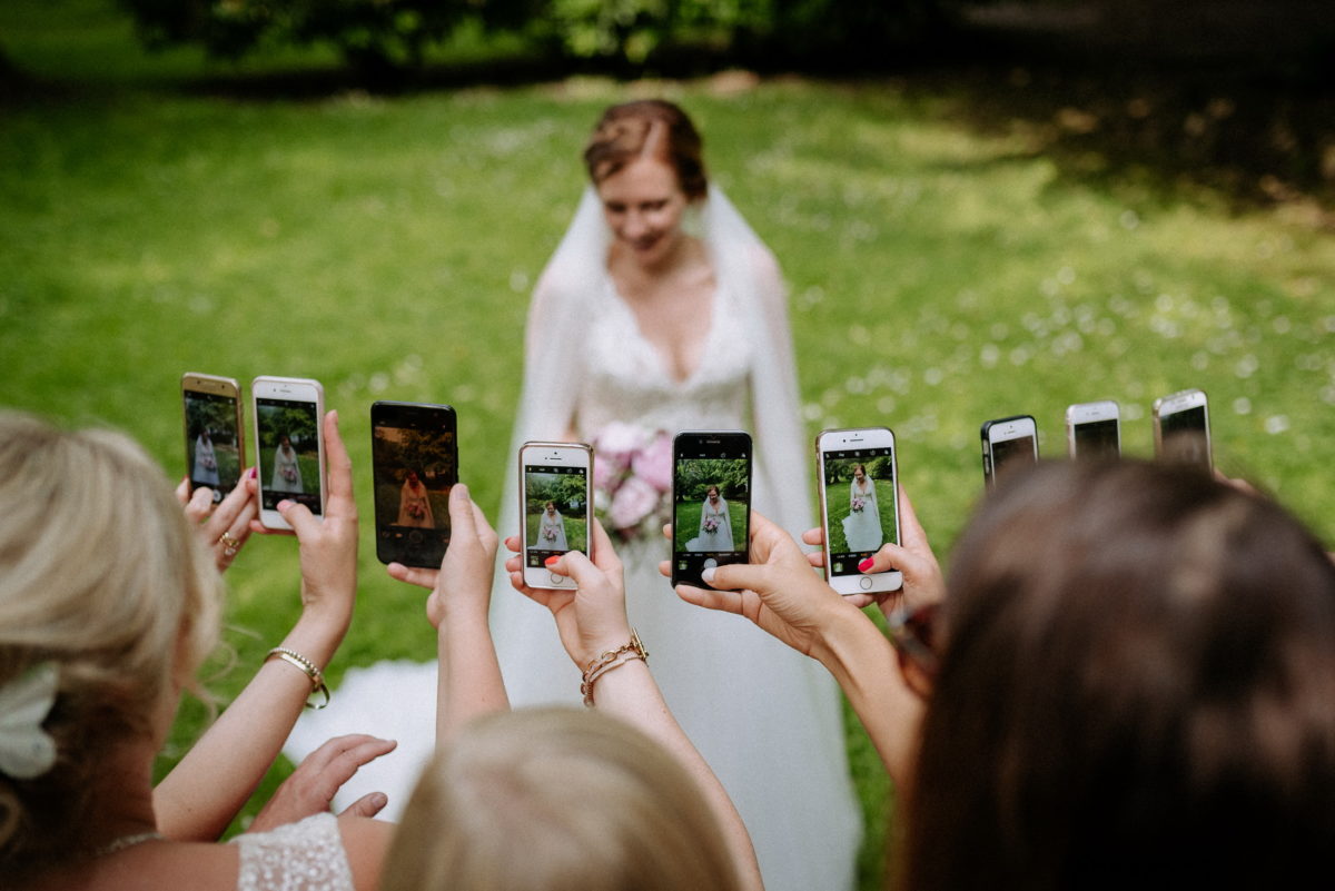 Foto vom Foto,Brautbild,Handy,Wiese