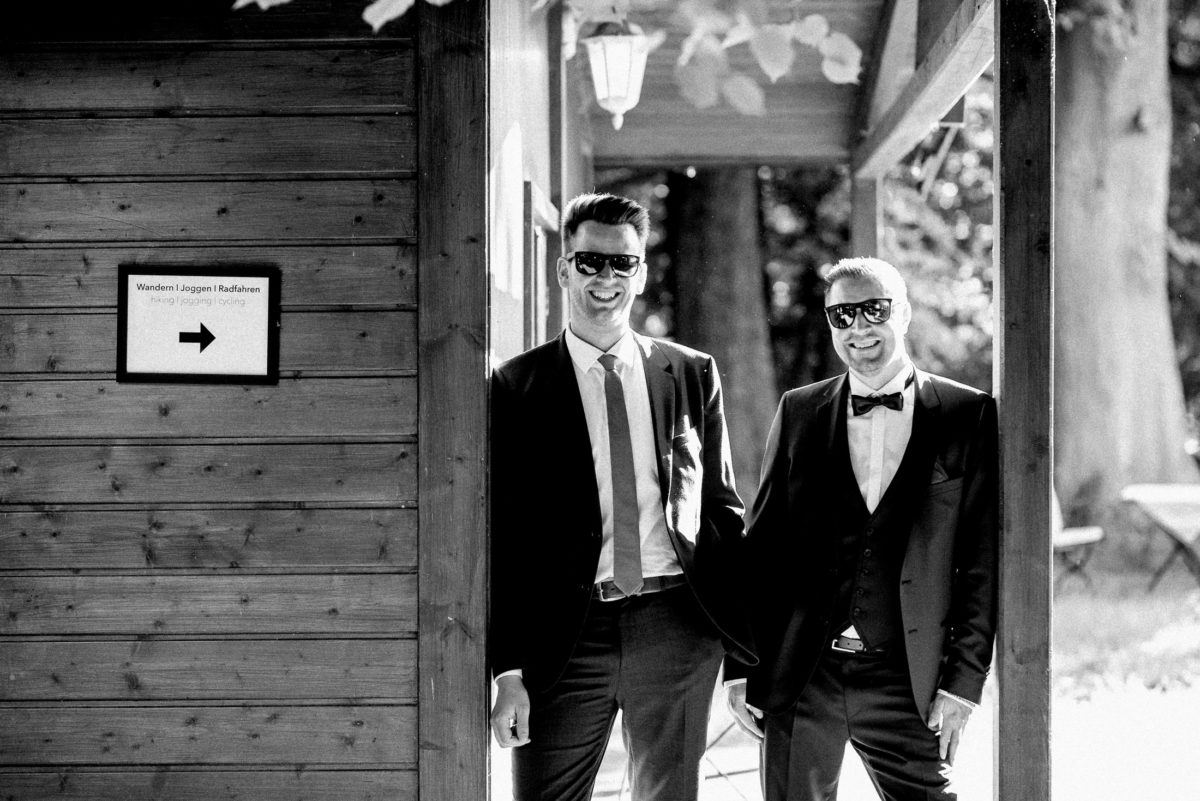 Holzhütte,Krawatte,Fliege,Anzug,Sonnenbrille,lachen,