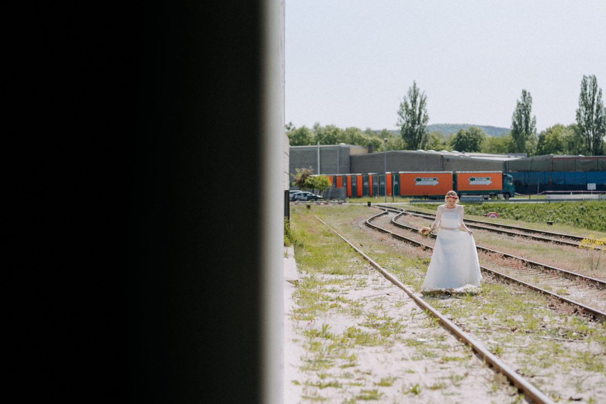 LKW,Bahngleisen,Braut,Fotoshooting,Bäume,Brautkleid