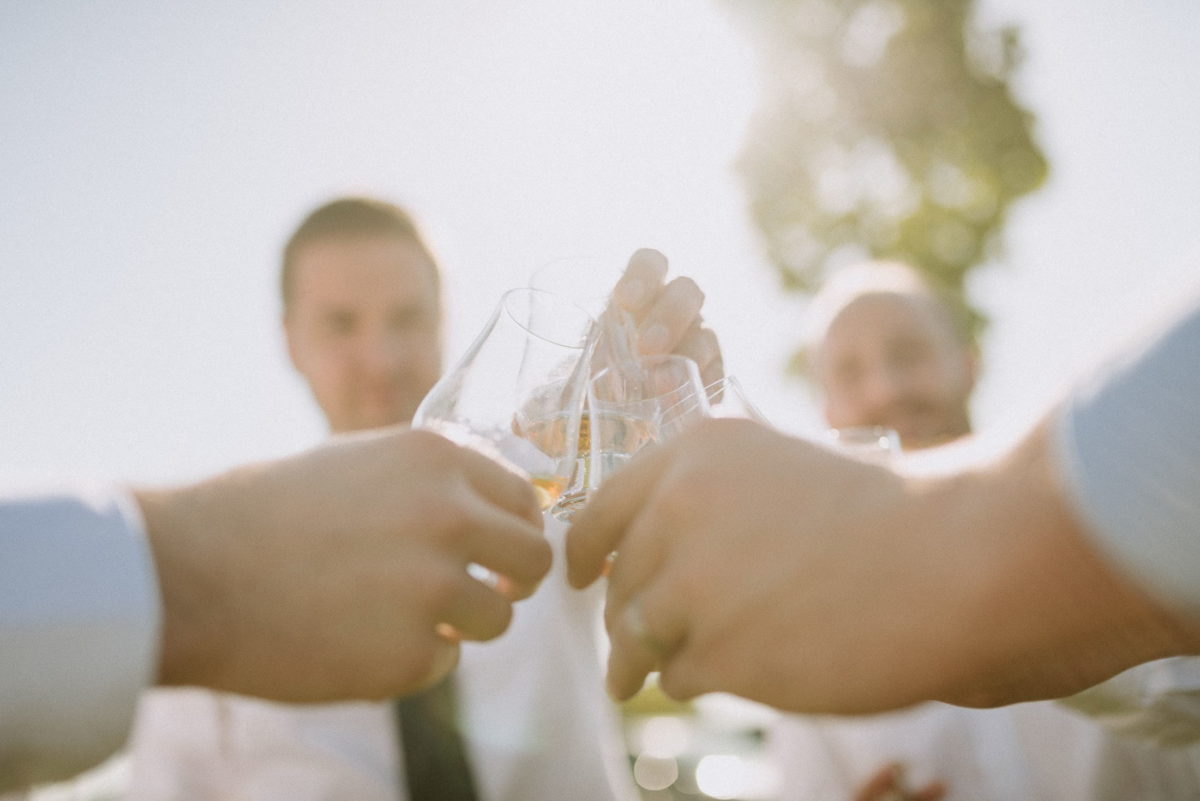 Likörglas,anprosten,Männer,Hochzeit,Hände