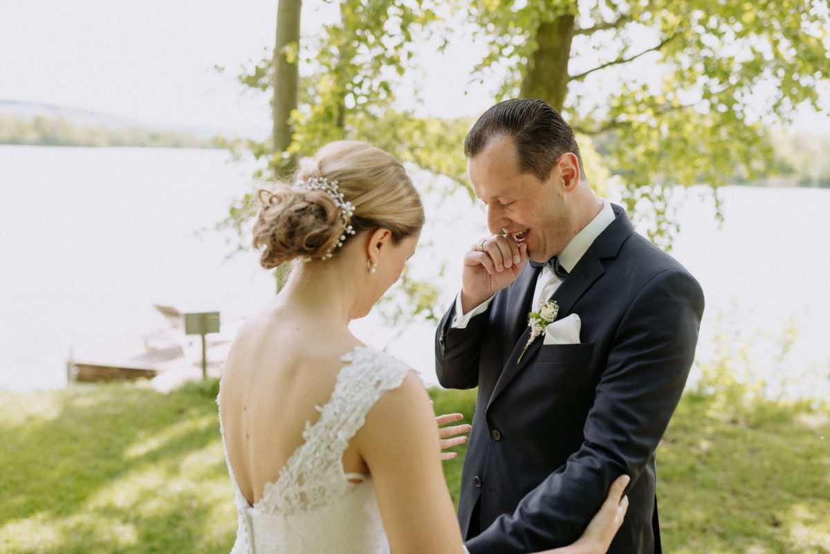 First Look,überwältigt,freude,Hochzeitspaar,Hochsteckfrisur,Dutt