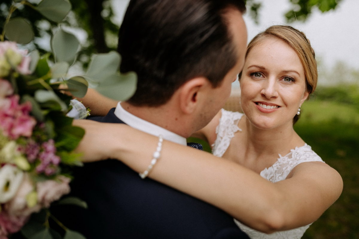 Hochzeitsshooting,Brautpaar,Perlenkette,Brautstrauss