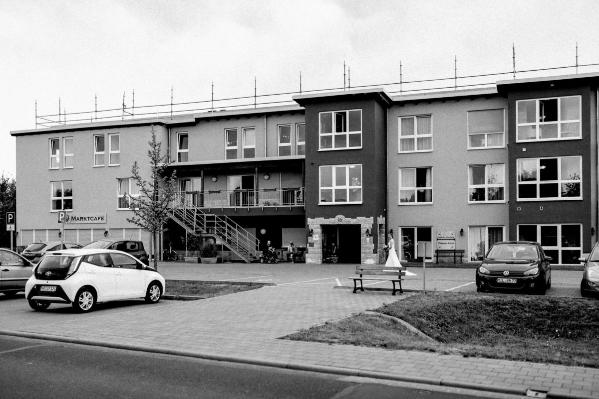 Marktcafe,Parkplatz,autos,Gebäude,Pflastersteine