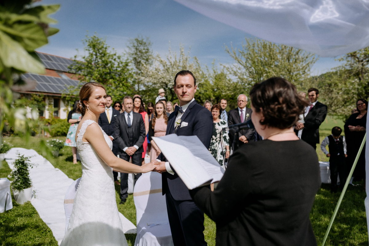 Simone Pfundstein,Rednerin,Hochzeit,Brautpaar,blauer Himmel