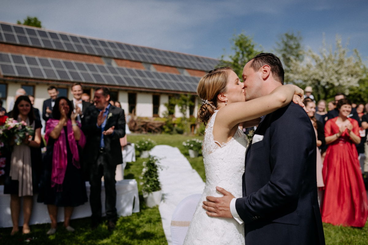 Hochzeit,erster Kuss,Braut und Bräutigam,Applaus