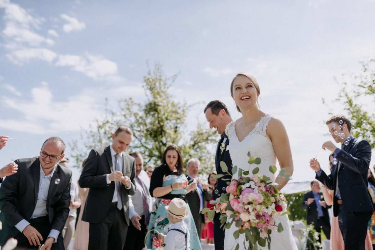 strahlende Braut,Seifenblasen,blauer Himmel,Sinne,Brautkleid mit Spitze