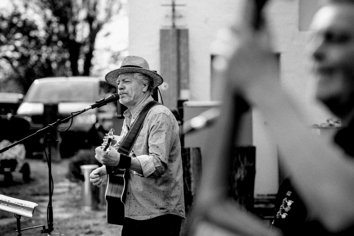 Musiker,Gitarre,Mikrofon,strohhut,singen,musik machen