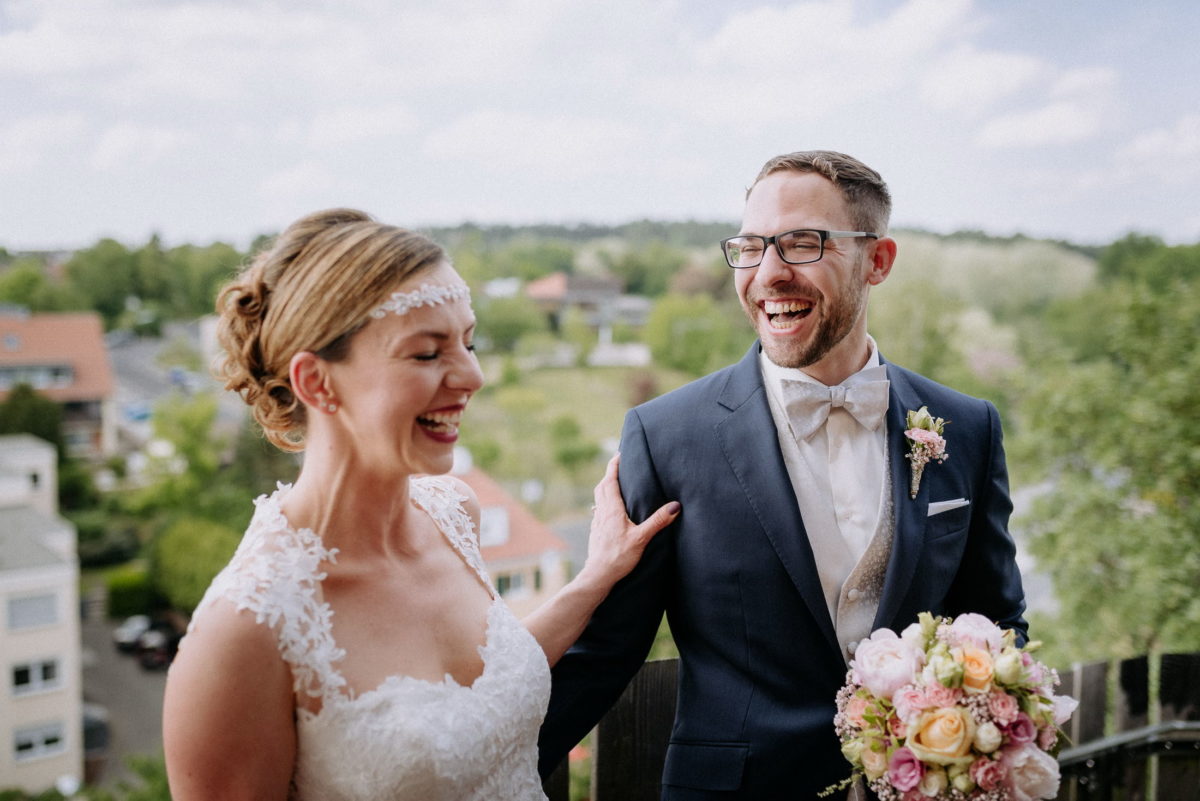 Brautpaar,lachen,freude,Burg Alzenau,Hochzeit,Ansteckblume