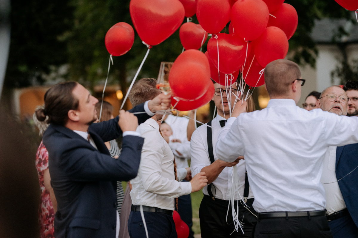 rote Herzluftballons,Männerhemden,steigen lassen,