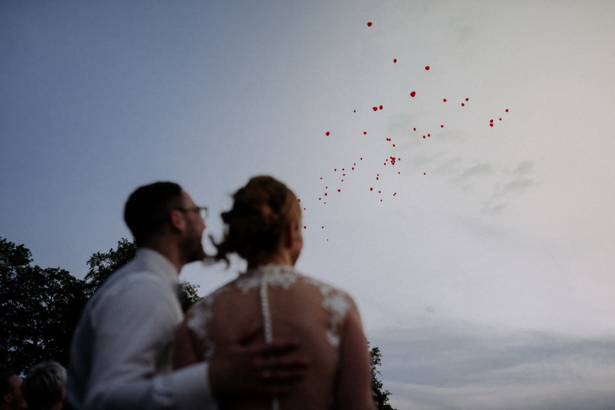 Luftballone steigen lassen,Hochzeit,Brautpaar,Dämmerung