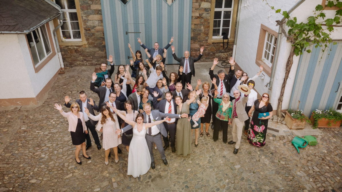 Gruppenfoto,Hochzeit,rustikaler Innenhof