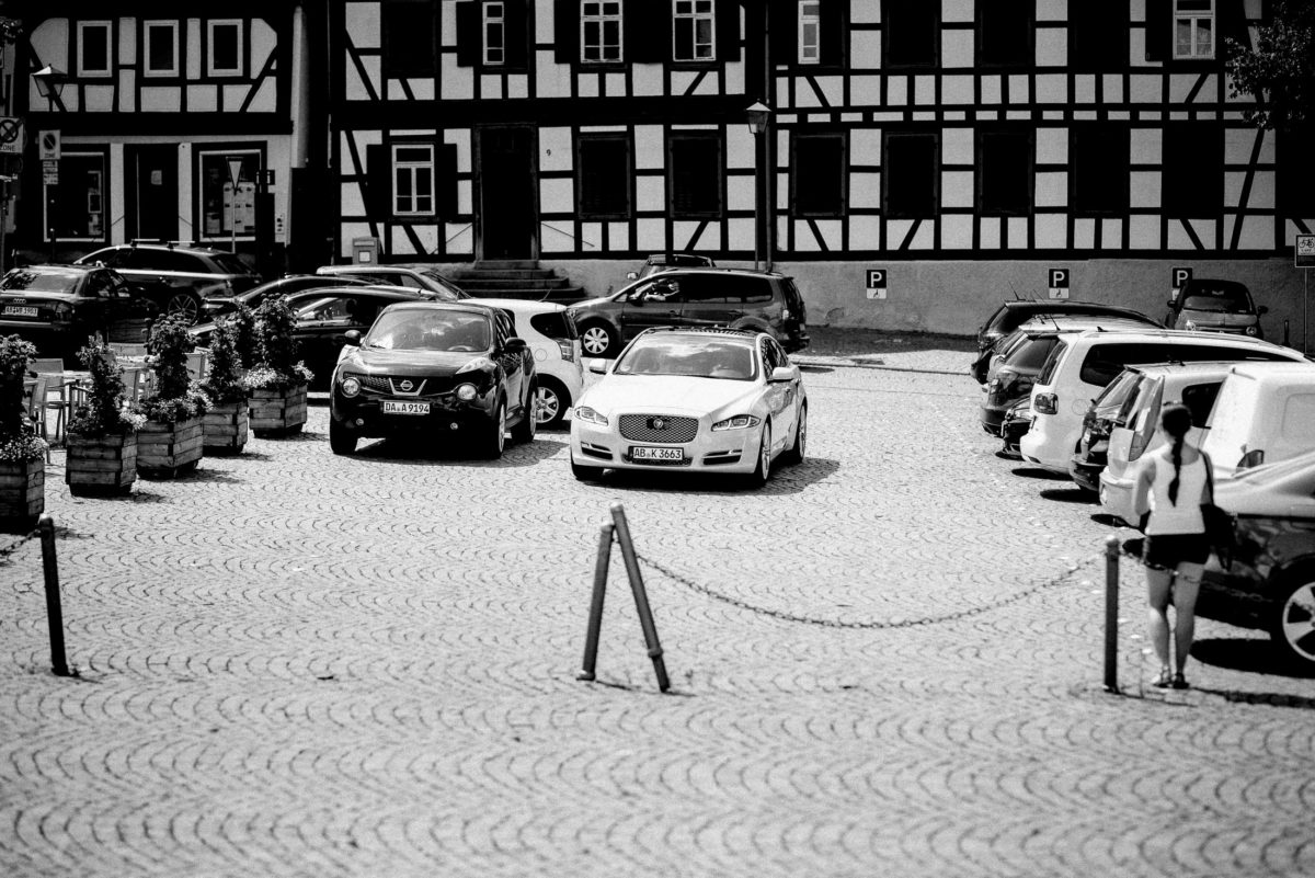 Marktplatz Großostheim,Parkplatz,Pflastersteine,Absperrung,Autos,Fachwerkhaus