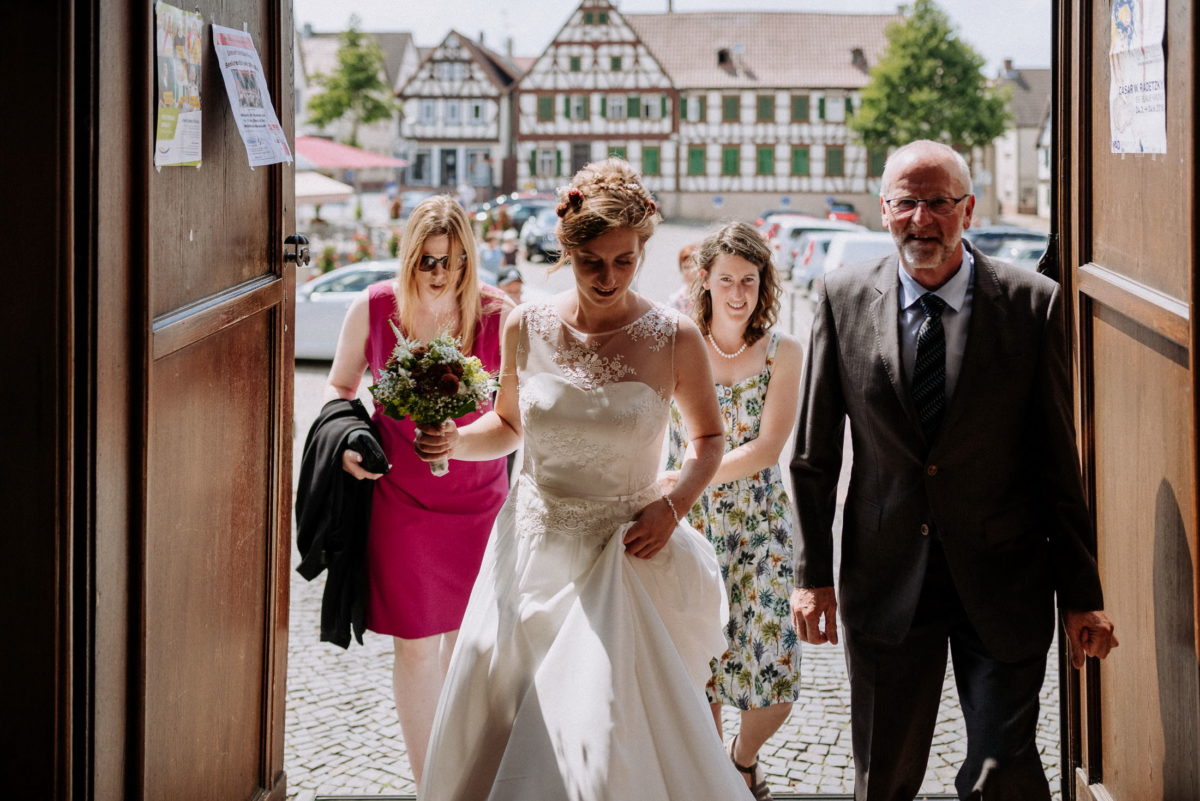 Braut,Kircheneingang,Brautkleid,Hochzeitsstrauß,Frauen