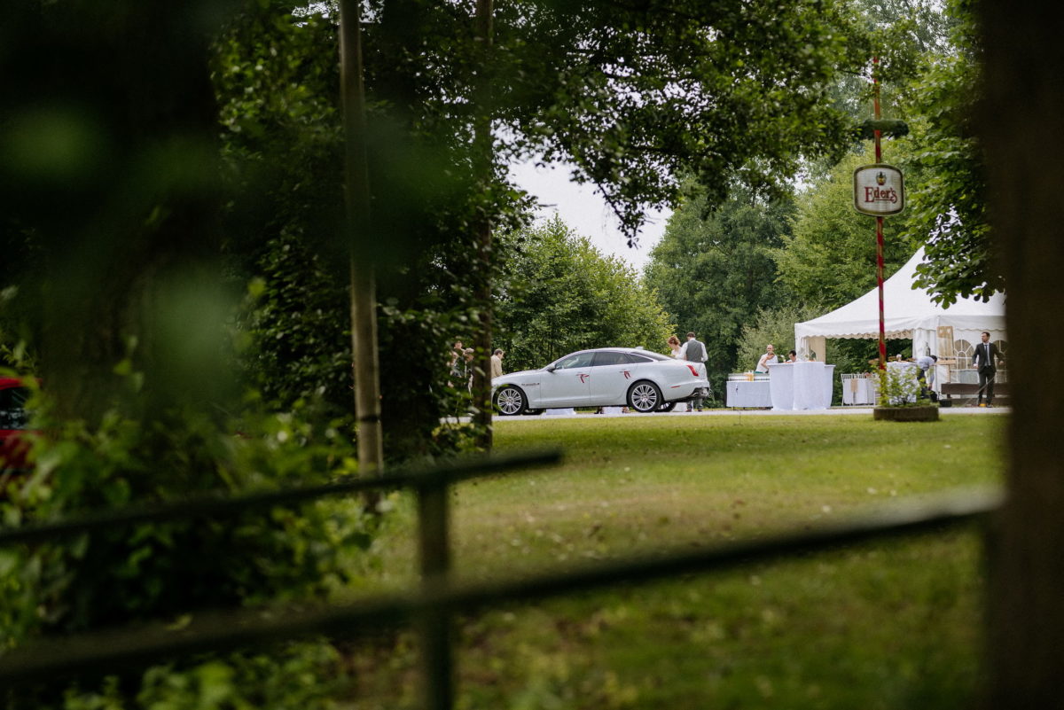 Hochzeitsauto,Pavillion,Wiese,Empfang,Hochzeitslocation