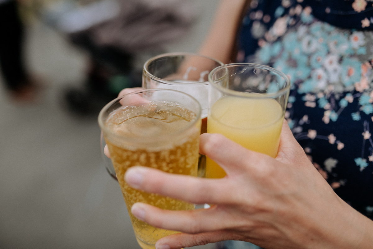 Getränke,Sektglas,Bier,Hände,