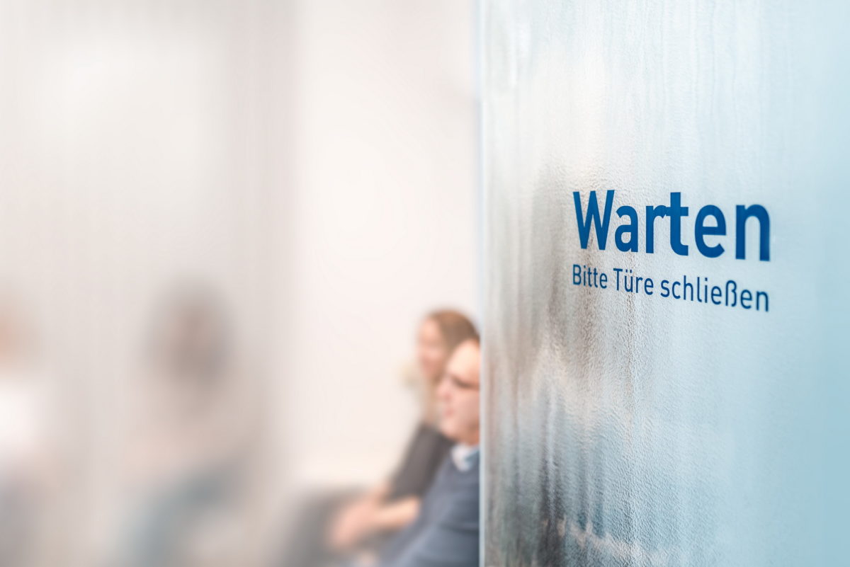 Wartezimmer,warten bitte türe schließen,Glastür,Patienten