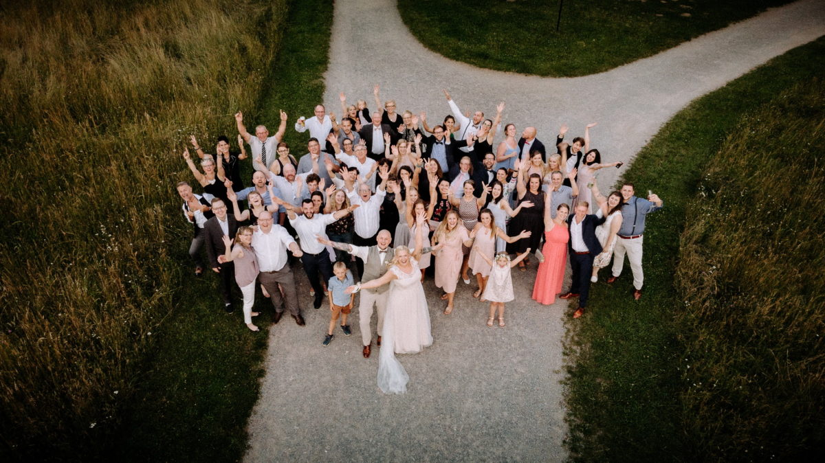 Hochzeitsgruppenfoto,Hände hoch,Luftbild