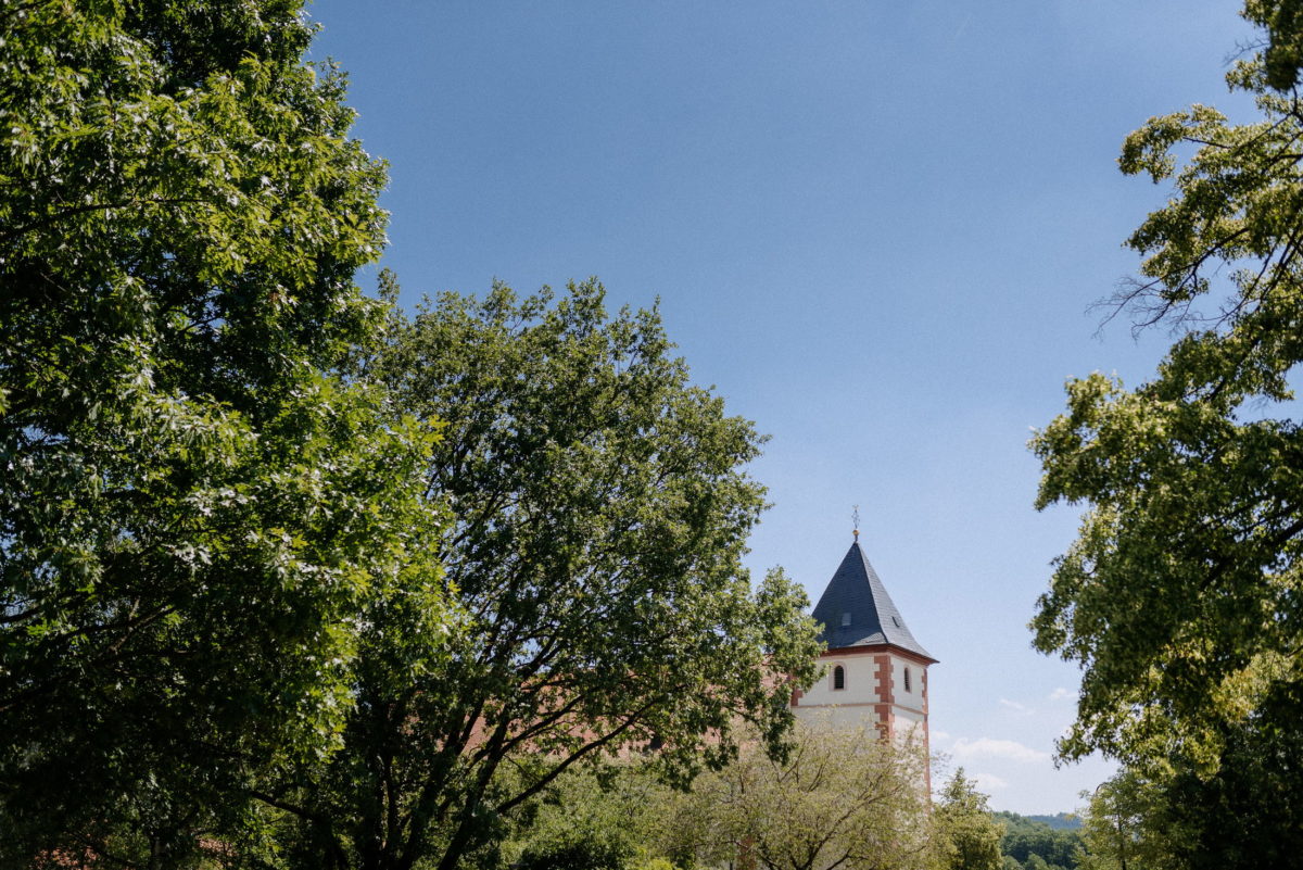 Bäume,Kirche,blauer Himmel