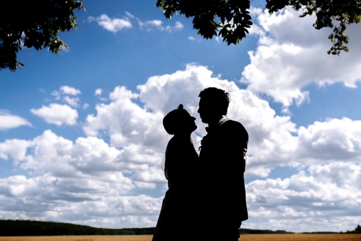 blauer Himmel, Liebe, küssen, Wolken, Feld, Baum, Blätter, Schatten, Blick, Hochzeit, Brautpaar, Ehepaar