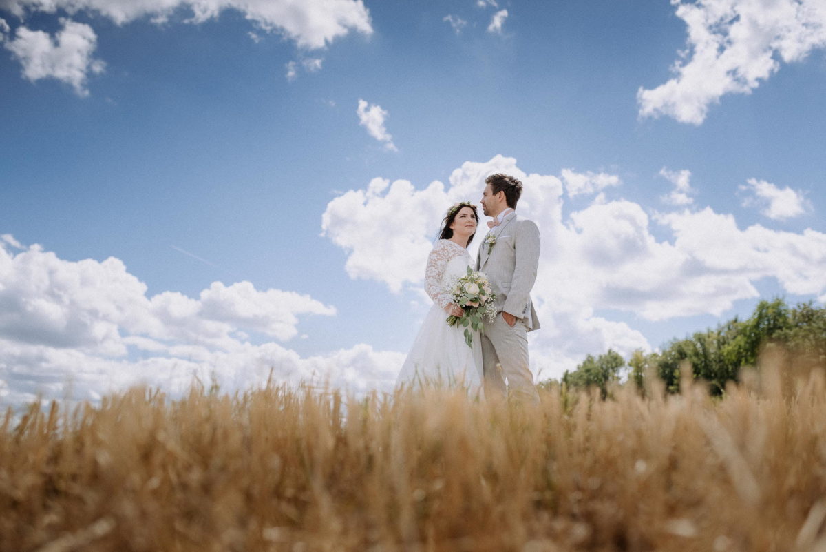 Lächeln, blauer Himmel, Wolkenformation, Feld, Bäume, Paar, Blumen, Strauß, Hochzeit, heiraten