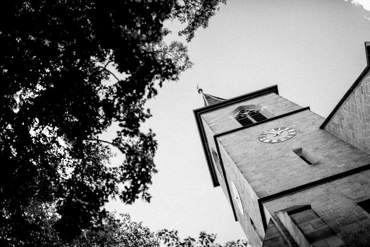 Kirche, Kirchturm, Uhr, Kirchendach, Kirchturmspitze, Baum, Blätter, Wenigumstadt, Pfarrkirche Sankt Sebastian, St. Sebastian