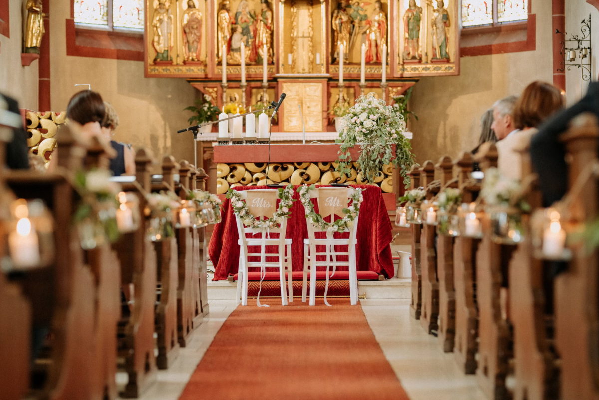 Kirche, Kirchenschiff, Stühle, Bänke, Mrs., Mr., Altar, Mikrofon, Kerzen, Gäste, Familie, Pfarrkirche Sankt Sebastian, St. Sebastian, Wenigumstadt