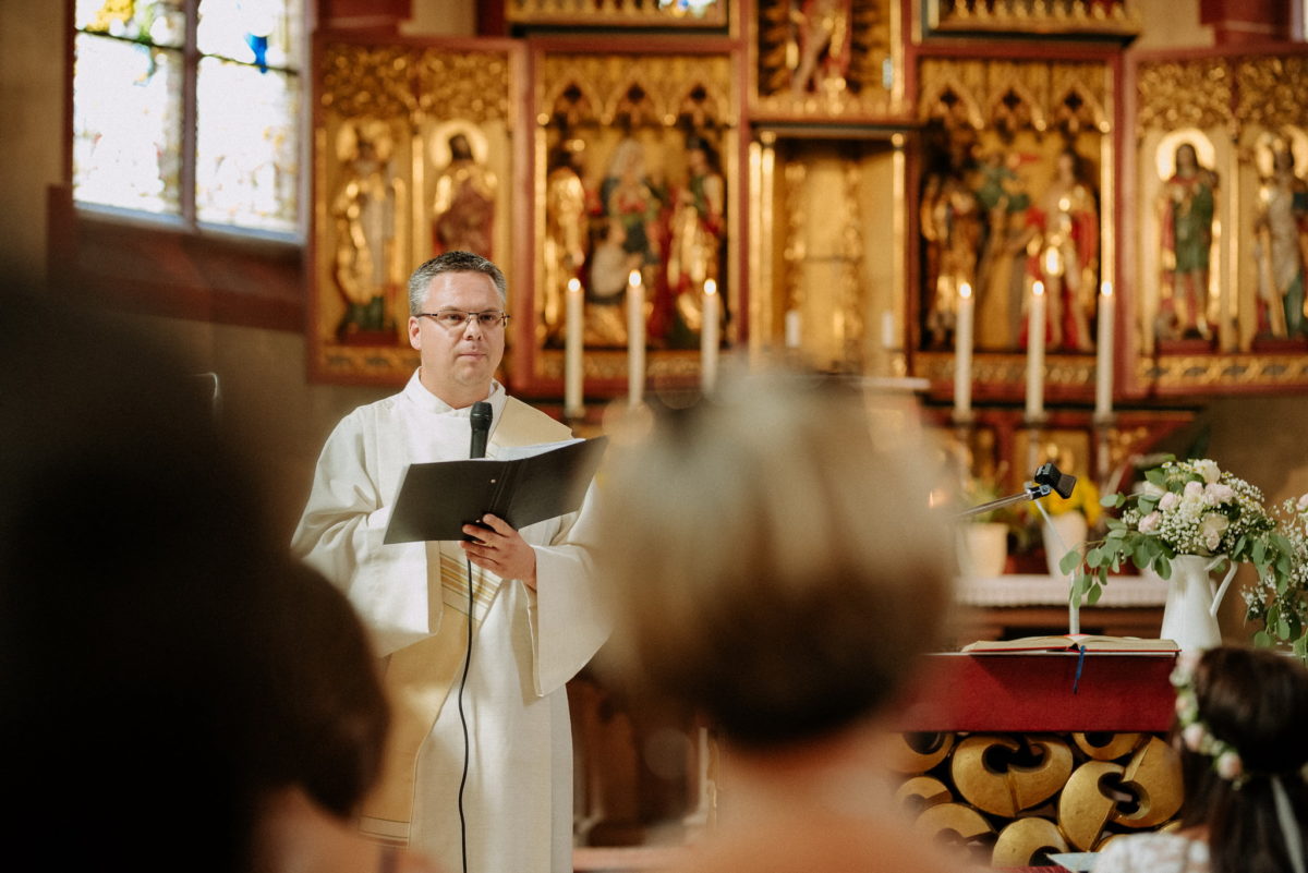 Pfarrer, Rede, Mikrofon, Kerzen, Altar