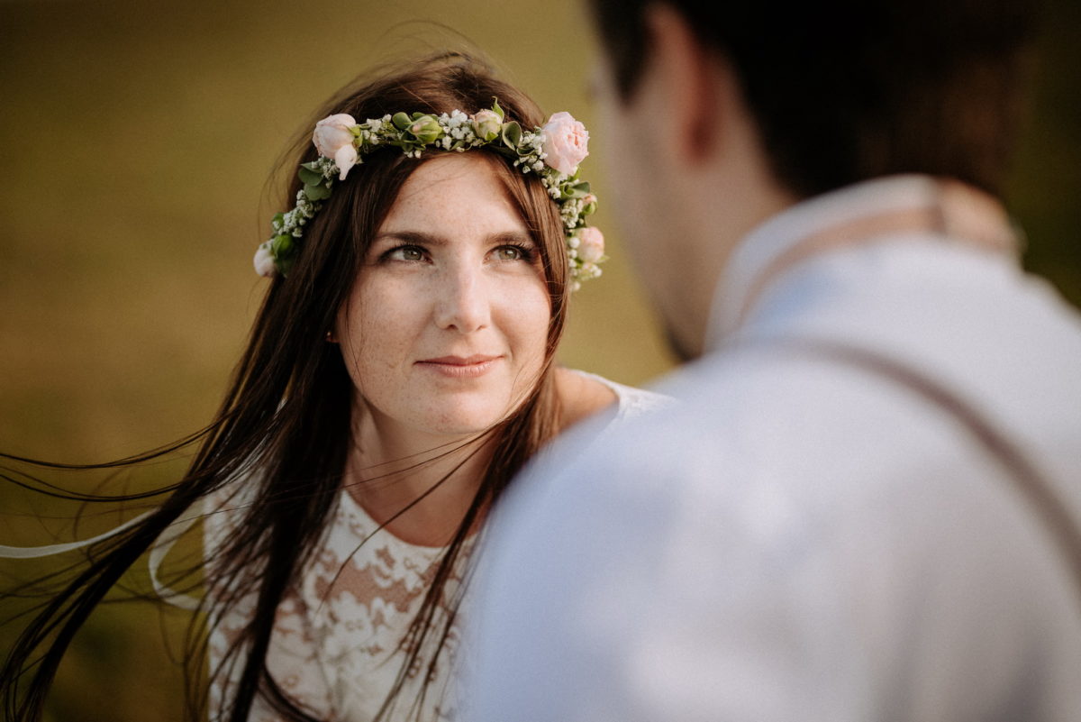 Blick, Tiefe, lange Haare, Blumen, Kranz, Spitze, Wind, Sommersprossen