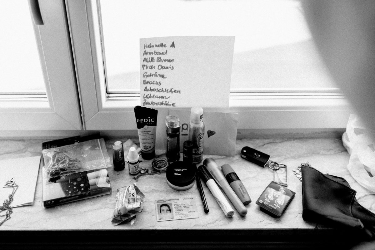 Liste, Zettel, Makeup, Ausweis, Pinsel, Mascara, Wimperntusche, Schlüssel, Fensterbrett
