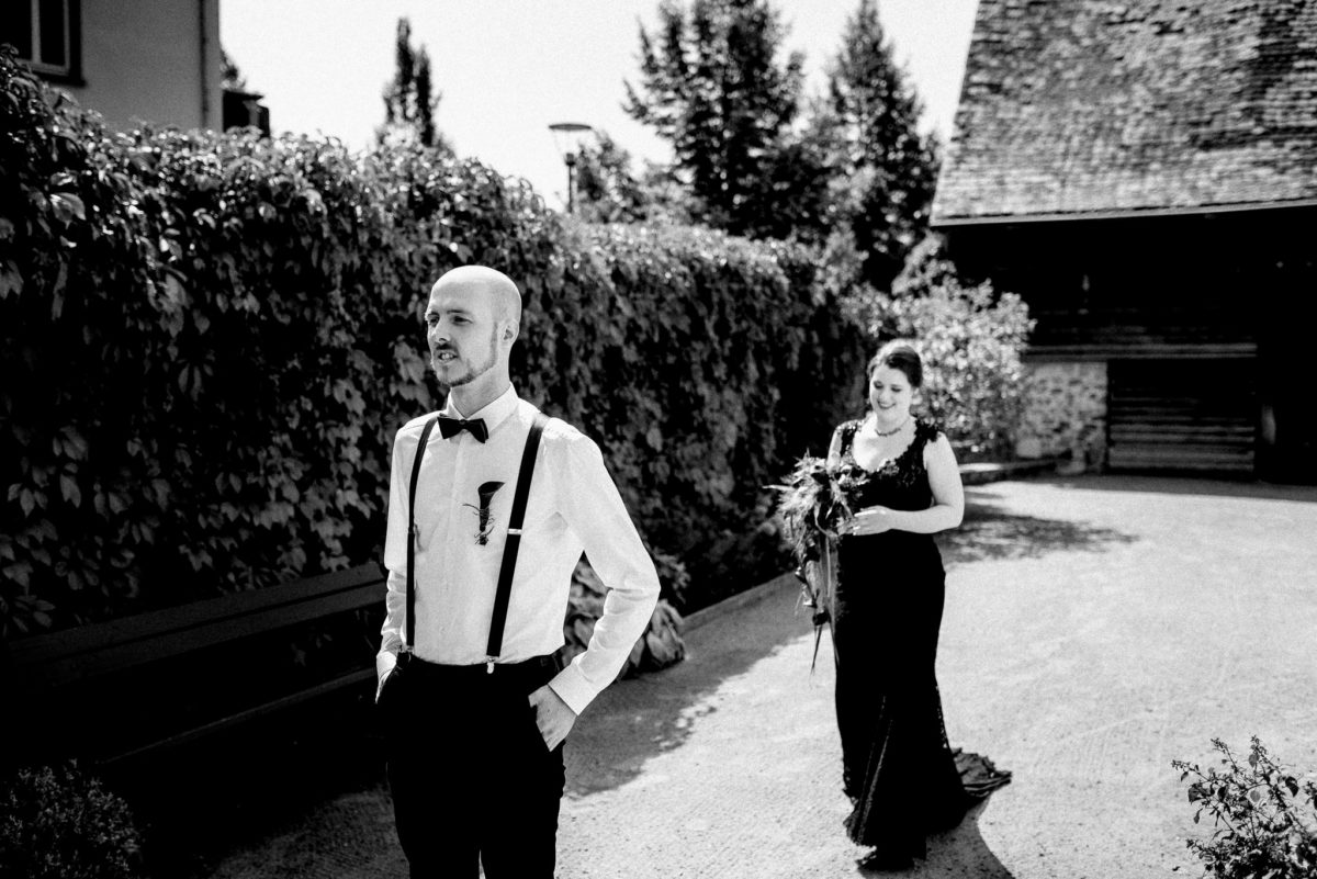 Brautpaar, Brautkleid, schwarzweiß, Brautstrauß, Hosenträger, Fliege, Hochzeit