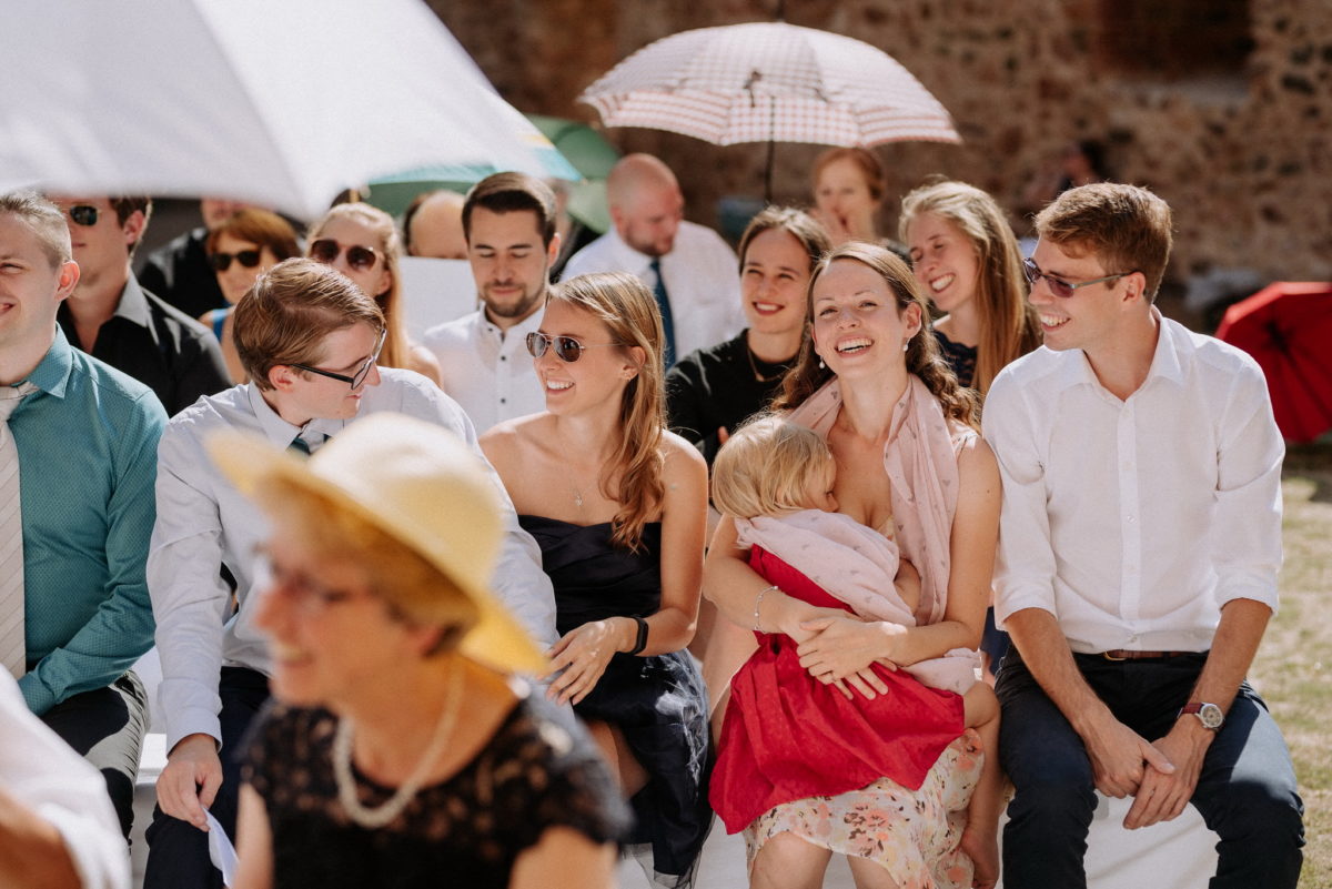 Gäste, Sonne, Kind, Sonnenschirm, Hochzeit, Hochzeitsfotografie