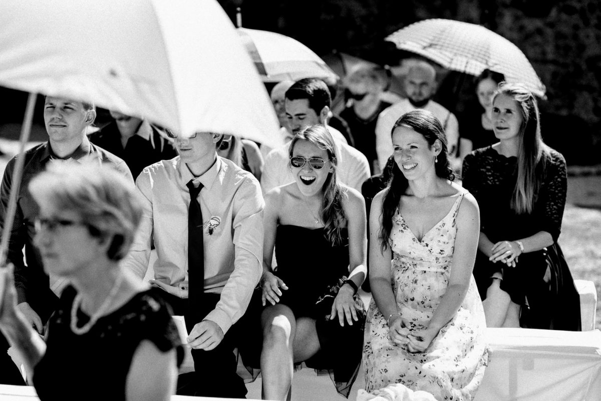 Gäste, Hochzeit, Sonnenschirme, Kleider, Frauen, Lachen