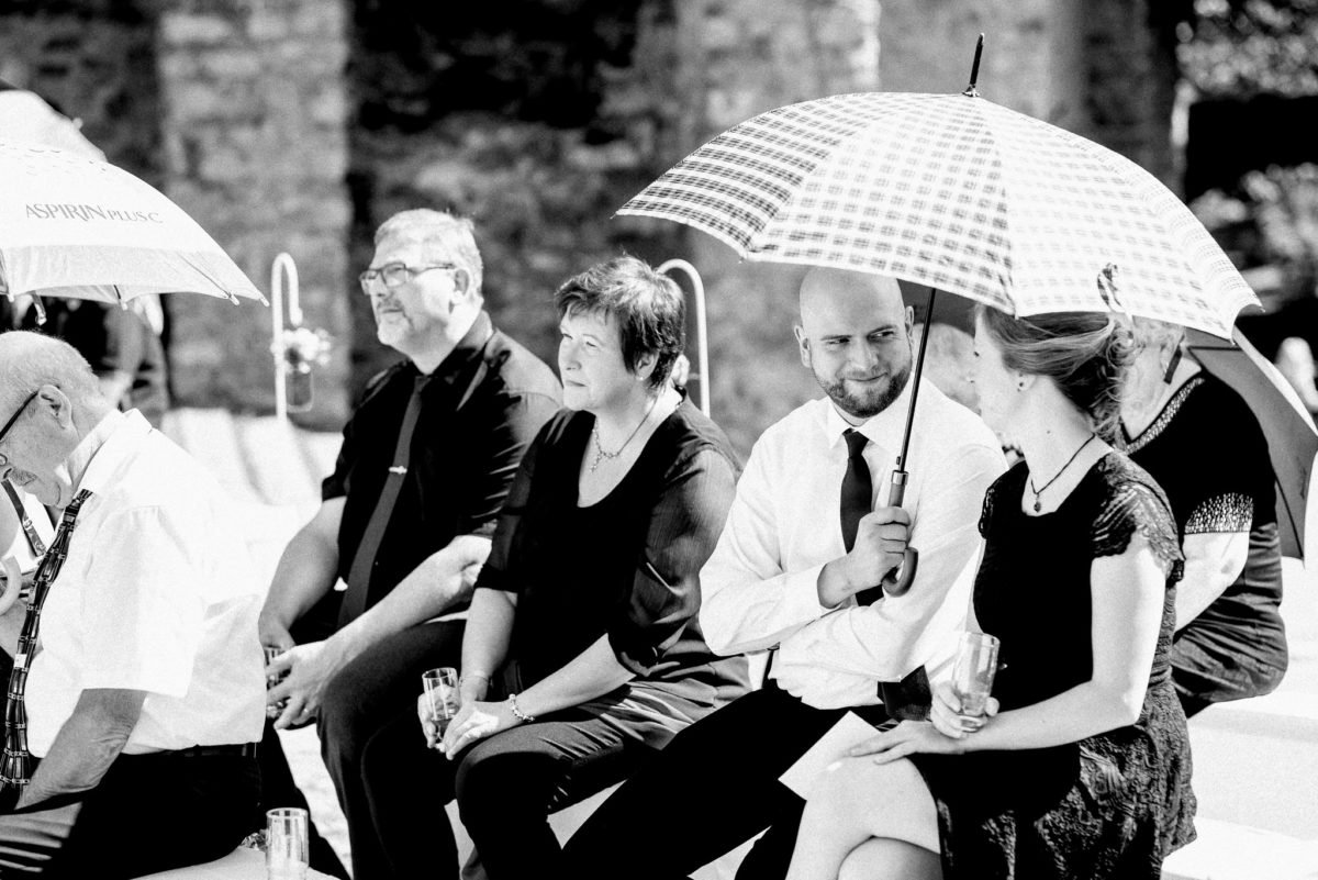 Sonnenschirm, Blick, Mann, Frau, schwarzweiß
