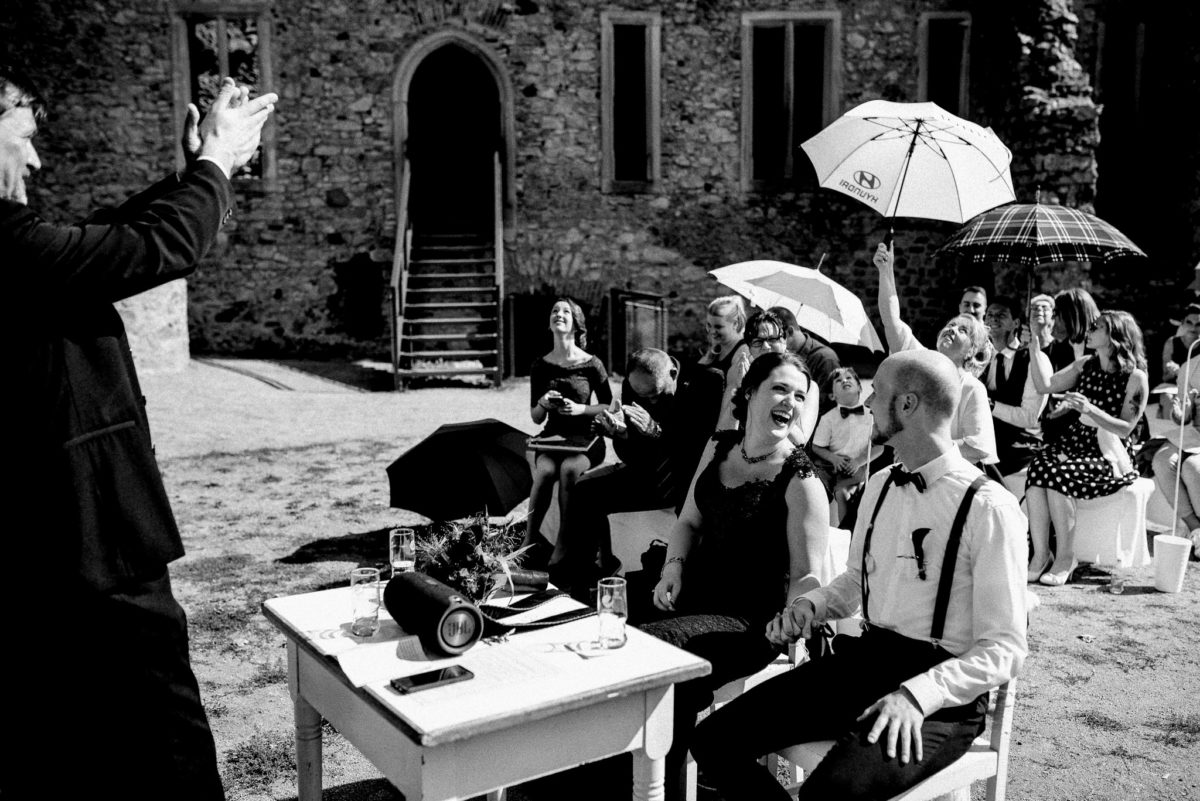 Hochzeit, Brautpaar, Sonnenschirme, Lachen, Gäste, Schloss Auerbach, Schlosshof