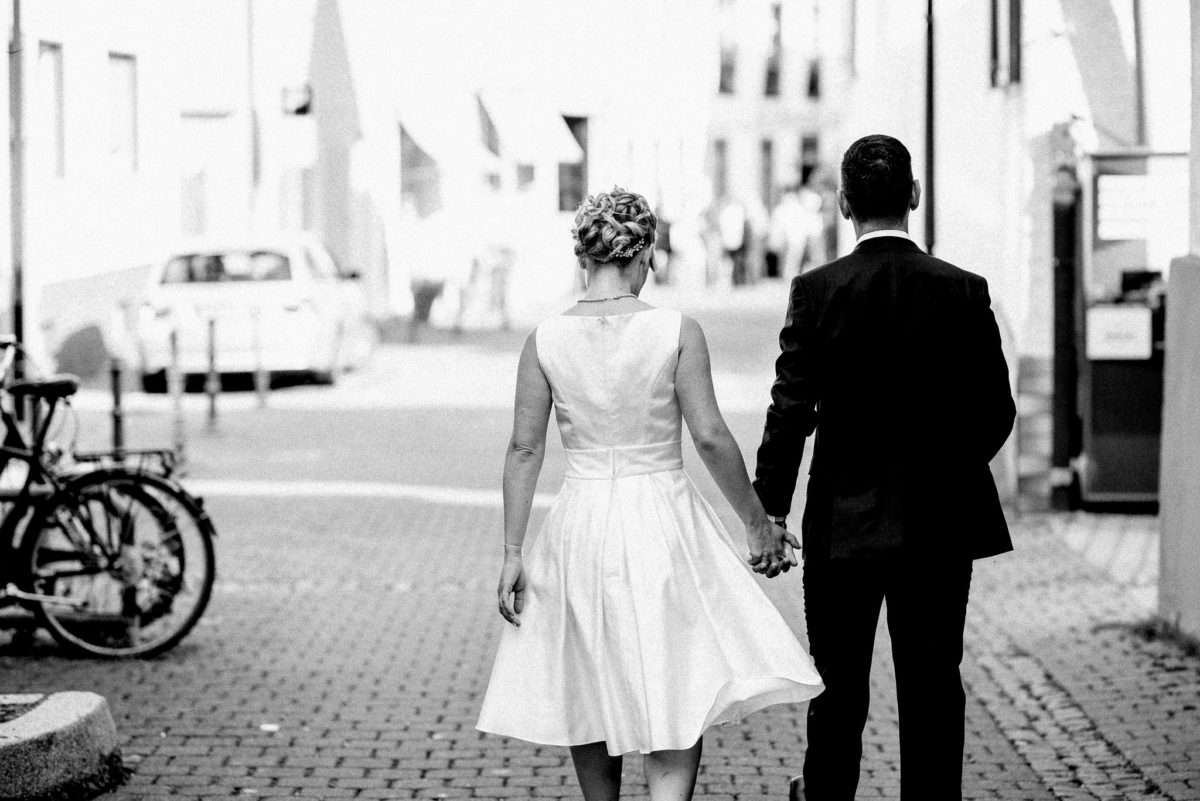 Hand-in-Hand, Brautpaar, heiraten, Hochzeitsfotografie, schwarzweiß