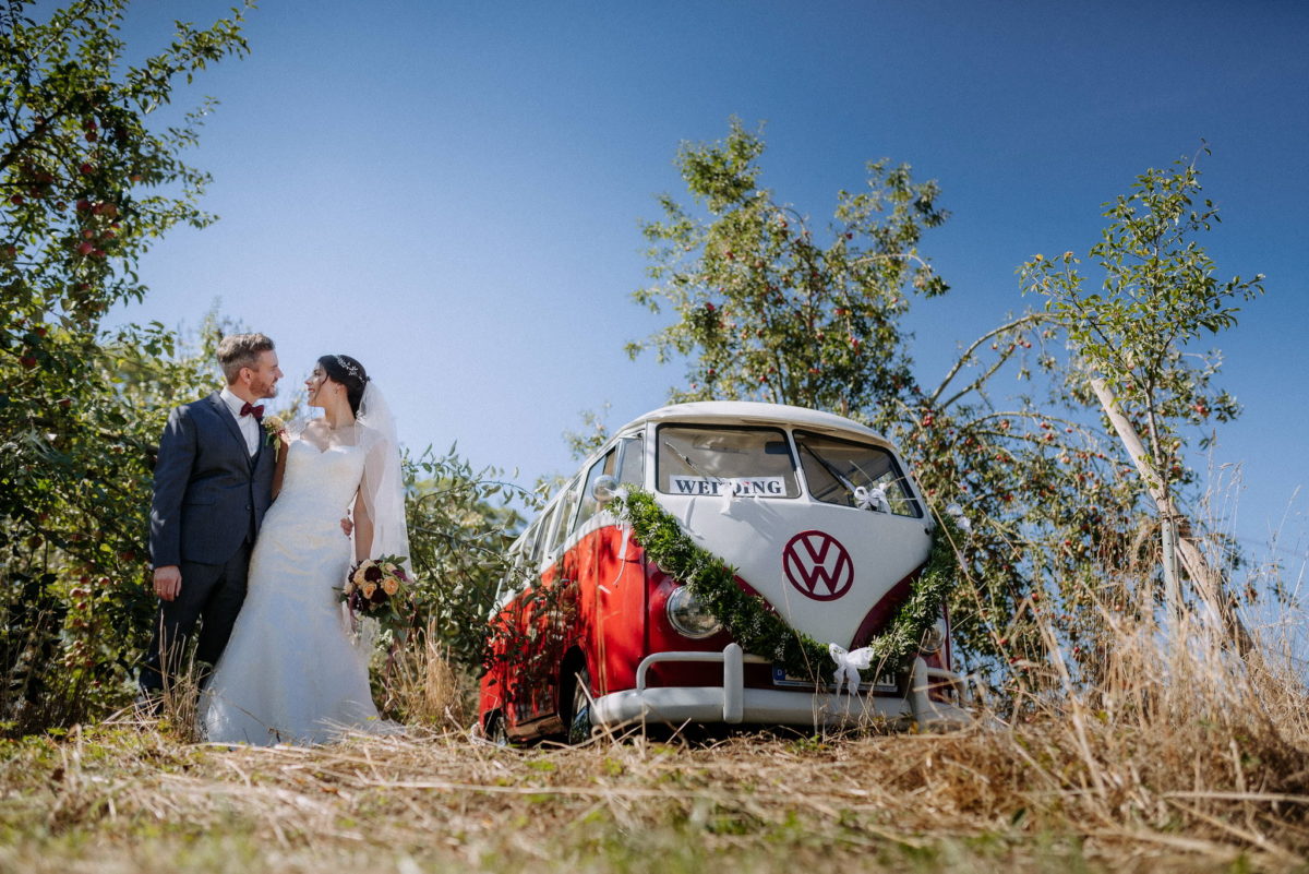 Hochzeitspaar, Brautpaar, Hochzeitsfotos, VW Bulli, Paarfotos